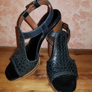 Cole Haan Signature Basket Weave Style 7.5 B T Strap Leather Sandals